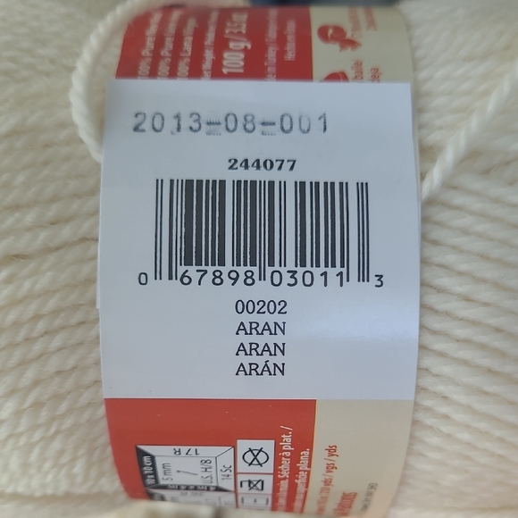 Patons Classic Wool Worsted Yarn in Cream 14 Skeins - Picture 4 of 7